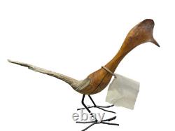Sculpture en bois flotté sculpté à la main, oiseau sur pieds en acier par James P. Morton