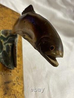 Sculpture en bois peinte et sculptée d'un poisson truite arc-en-ciel vintage d'art populaire antique