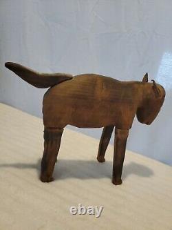 Sculpture en bois sculpté d'un bison/buffle d'art populaire américain vintage de 9X13X4 pouces non signée.