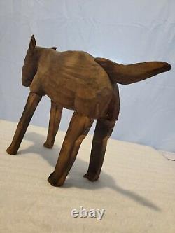 Sculpture en bois sculpté d'un bison/buffle d'art populaire américain vintage de 9X13X4 pouces non signée.