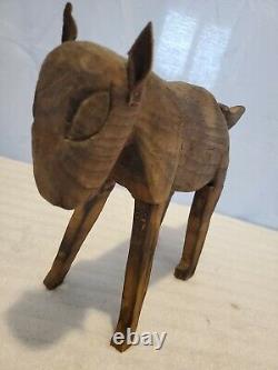 Sculpture en bois sculpté d'un bison/buffle d'art populaire américain vintage de 9X13X4 pouces non signée.