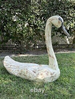 Sculpture en bois sculpté de style folklorique représentant un cygne blanc 36x26