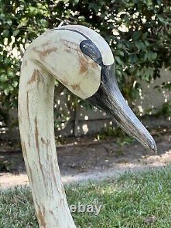 Sculpture en bois sculpté de style folklorique représentant un cygne blanc 36x26