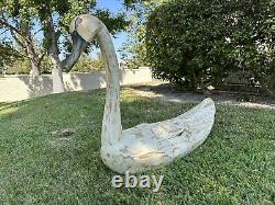 Sculpture en bois sculpté de style folklorique représentant un cygne blanc 36x26
