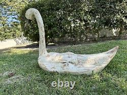 Sculpture en bois sculpté de style folklorique représentant un cygne blanc 36x26