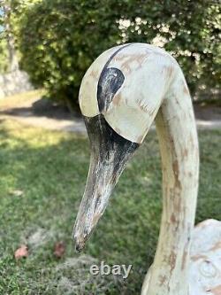 Sculpture en bois sculpté de style folklorique représentant un cygne blanc 36x26