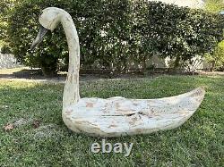 Sculpture en bois sculpté de style folklorique représentant un cygne blanc 36x26