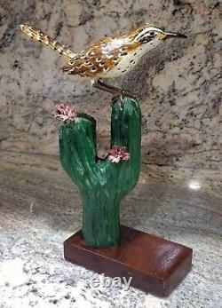 Sculpture en bois sculpté représentant un Troglodyte des cactus inspirée de l'art populaire du Sud-Ouest, signée Hans Kihlstrom 1992.