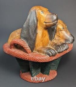 Sculpture en bois sculptée d'antiquités d'art populaire : chiots de teckel dans un panier