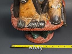 Sculpture en bois sculptée d'antiquités d'art populaire : chiots de teckel dans un panier