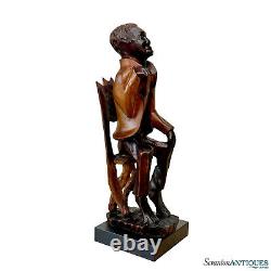 Sculpture en bois sculptée d'un homme africain folklorique vintage assis sur une chaise, grande taille 26