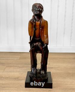 Sculpture en bois sculptée d'un homme africain folklorique vintage assis sur une chaise, grande taille 26