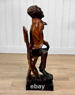 Sculpture en bois sculptée d'un homme africain folklorique vintage assis sur une chaise, grande taille 26