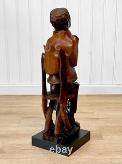 Sculpture en bois sculptée d'un homme africain folklorique vintage assis sur une chaise, grande taille 26