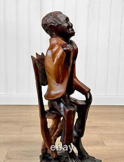 Sculpture en bois sculptée d'un homme africain folklorique vintage assis sur une chaise, grande taille 26