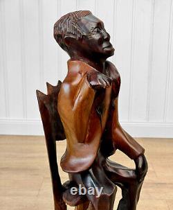 Sculpture en bois sculptée d'un homme africain folklorique vintage assis sur une chaise, grande taille 26