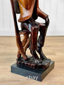 Sculpture en bois sculptée d'un homme africain folklorique vintage assis sur une chaise, grande taille 26