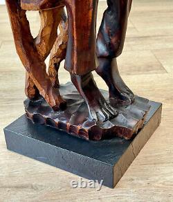 Sculpture en bois sculptée d'un homme africain folklorique vintage assis sur une chaise, grande taille 26