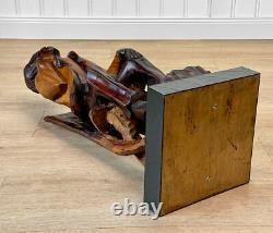 Sculpture en bois sculptée d'un homme africain folklorique vintage assis sur une chaise, grande taille 26