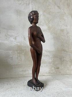Sculpture en bois sculptée d'une femme nue de l'art populaire antique vintage AAFA