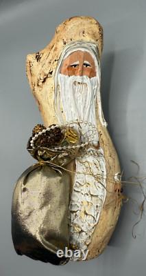 Sculpture en bois sculptée de Santa vintage par un artiste, art populaire