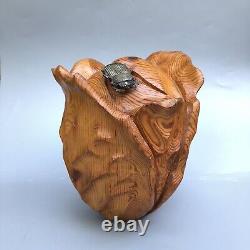 Sculpture en bois sculptée de coléoptère vintage en art populaire, chou ou rose