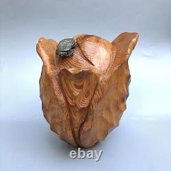 Sculpture en bois sculptée de coléoptère vintage en art populaire, chou ou rose