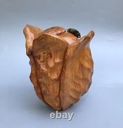 Sculpture en bois sculptée de coléoptère vintage en art populaire, chou ou rose