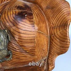 Sculpture en bois sculptée de coléoptère vintage en art populaire, chou ou rose