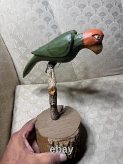 Sculpture en bois sculptée et peinte à la main d'un oiseau sur une branche par Dan et Barbara Strawser