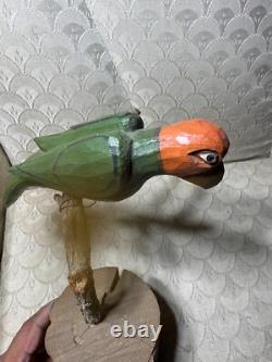 Sculpture en bois sculptée et peinte à la main d'un oiseau sur une branche par Dan et Barbara Strawser