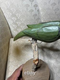 Sculpture en bois sculptée et peinte à la main d'un oiseau sur une branche par Dan et Barbara Strawser