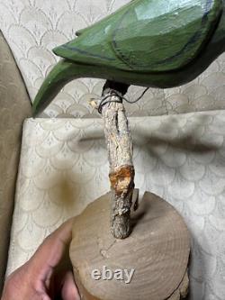 Sculpture en bois sculptée et peinte à la main d'un oiseau sur une branche par Dan et Barbara Strawser