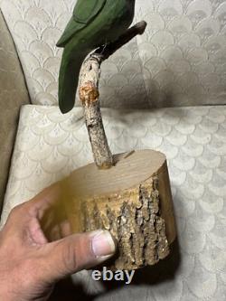 Sculpture en bois sculptée et peinte à la main d'un oiseau sur une branche par Dan et Barbara Strawser