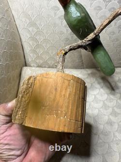 Sculpture en bois sculptée et peinte à la main d'un oiseau sur une branche par Dan et Barbara Strawser
