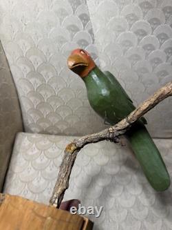 Sculpture en bois sculptée et peinte à la main d'un oiseau sur une branche par Dan et Barbara Strawser
