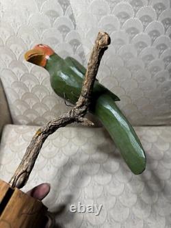 Sculpture en bois sculptée et peinte à la main d'un oiseau sur une branche par Dan et Barbara Strawser