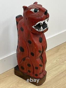 Sculpture en bois sculptée polychrome de léopard et guépard d'art folklorique vintage, chat tacheté