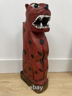 Sculpture en bois sculptée polychrome de léopard et guépard d'art folklorique vintage, chat tacheté