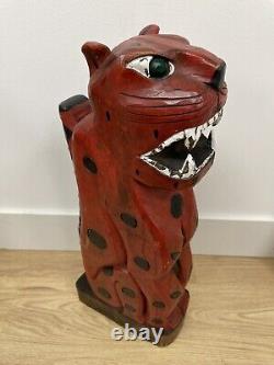Sculpture en bois sculptée polychrome de léopard et guépard d'art folklorique vintage, chat tacheté