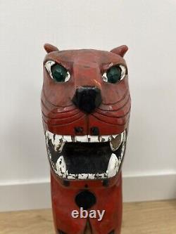 Sculpture en bois sculptée polychrome de léopard et guépard d'art folklorique vintage, chat tacheté