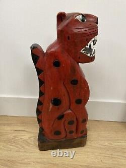 Sculpture en bois sculptée polychrome de léopard et guépard d'art folklorique vintage, chat tacheté
