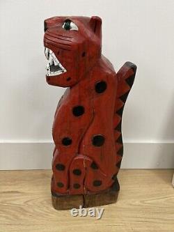 Sculpture en bois sculptée polychrome de léopard et guépard d'art folklorique vintage, chat tacheté