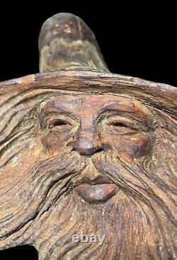 Sculpture en bois taillé en forme de chapeau de sorcier pour homme âgé, art populaire fantaisiste, signée