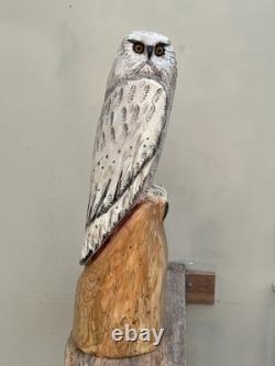 Sculpture en bois totem en bois de cèdre avec hibou, oiseau, neige blanche et tronçonneuse décor