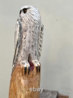Sculpture en bois totem en bois de cèdre avec hibou, oiseau, neige blanche et tronçonneuse décor