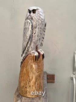 Sculpture en bois totem en bois de cèdre avec hibou, oiseau, neige blanche et tronçonneuse décor