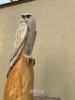 Sculpture en bois totem en bois de cèdre avec hibou, oiseau, neige blanche et tronçonneuse décor