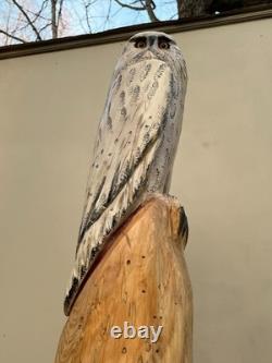 Sculpture en bois totem en bois de cèdre avec hibou, oiseau, neige blanche et tronçonneuse décor