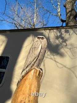 Sculpture en bois totem en bois de cèdre avec hibou, oiseau, neige blanche et tronçonneuse décor